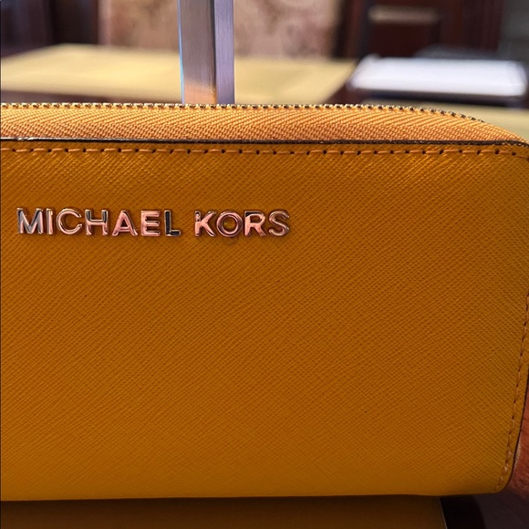 Michael Kors Marigold Wristlet Wallet with removable Wristlet  attachment EUC - Picture 3 of 12
